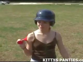 18yo cica hunting mert easter eggs -ban egy miniszoknya