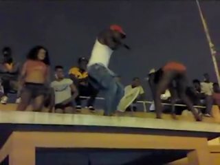 Publicidade angolana- като baconas rainhas das festas 2