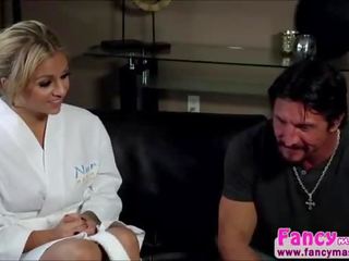Blondinka madelyn monroe having a kirli little secret with tommy