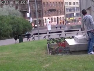 可愛 青少年 女兒 公 鋼棒 在 前 的 一 著名 statue
