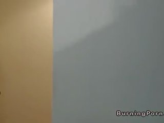 大 奶 纹身 褐发女郎 乱搞 巨大 阳具 在 床