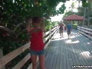 Latina tinedyer pagkinang sa labas at supsupin sa loob