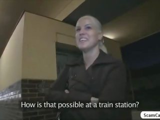 Blone sweetheart beata prejme denar in dobi zajebal v a javno vlak