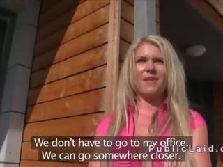 Білявка трахає в публічний на її перерву