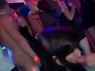 비탄 옷을 입은 여성의 벌거 벗은 남성 암캐 사랑 빌어 먹을