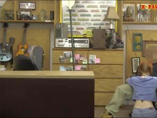 Hor gyzyl saçly sikilen by ýigrenji pawn buddy in his pawnshop