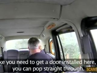 Pirang maly adores hardcore silit porno nang the taxi