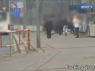 Hitchhiking 青少年 吉娜 迪瓦恩 得到 拍著 在 該 後座