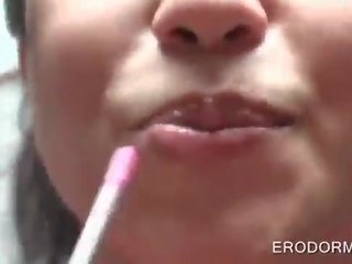 Коледж милашки трахання в загальна спальня кімната непристойна груповий секс