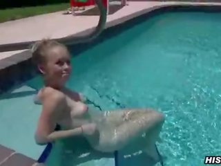 Madison chandler sunbathes en masturbeert