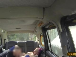 Kakatuwang kaisipan ginintuan ang buhok anak na babae rides a malaki at mabigat titi sa loob ang taxi