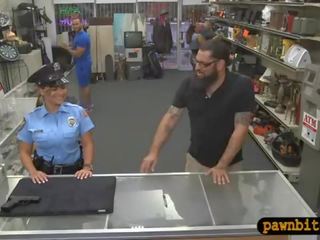 Поліція офіцер з великий титьки pawns її манда для готівка