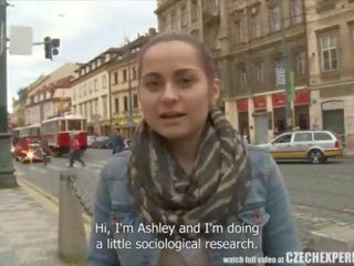 Slutty dospívající miláček sání cizinci penis na ulice