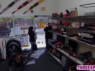 Velký lesbička thief podvedl na sání manhood zatímco ji další lesbička beau je wa