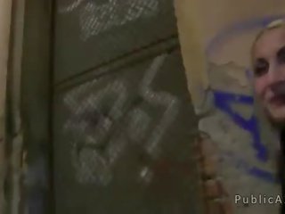 ボインの ブロンド 点滅します で 公共 のために お金