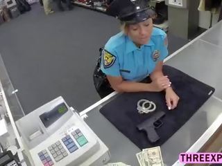 Malaki suso pulis babae willing upang makakakuha ng masikip puke fucked para a pareha ng bucks