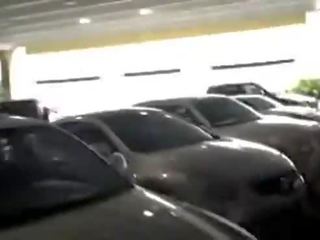 Голий dare ходьба через публічний mall