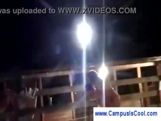 Коледж дівчинки грати з weapons