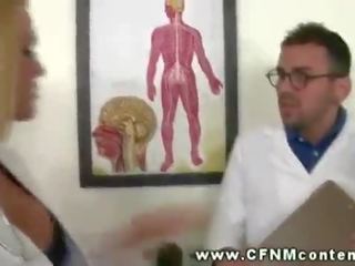 Медицински сестри смучене би би си