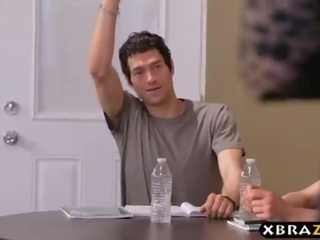 Dr. gangbanged і подвійний фарширований по її студенти