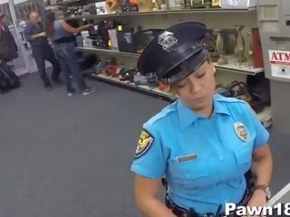 警察 军官 来 成 pawn 店