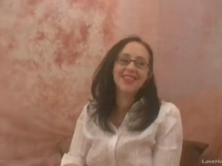 Nerd aficionado morena consigue abajo y sucio