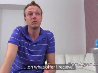 Жінка агент diva чубчик в панчохи в кастинг
