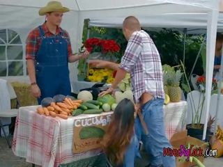 Captivating vendor єва lovia отримує трахкав в публічний ринок