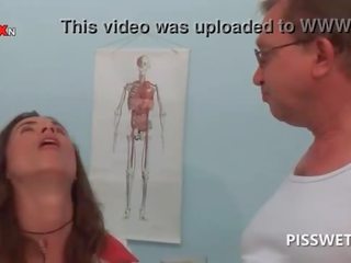Gynecologist ja tema meditsiiniõde joomine iga teised imekaunis kusi