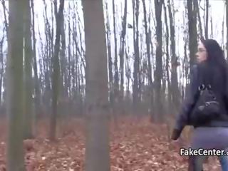 Тендітна краля миготливий дупа в публічний