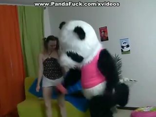Оказа на госпожица играя с играчка мечоци