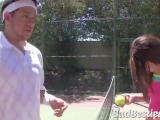 Tenis adoleshent jep marrjenëgojë dhe pidh i mbushur nga i madh wang