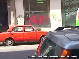 Публічний мінет від білявка в червоний плаття