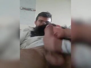 Chico recibe una leccion de como es una buena mamada