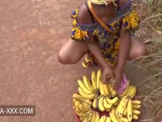 E zezë banane seller vajzë joshur për një epror seks kapëse