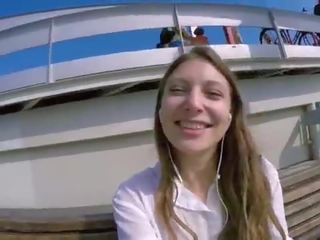 Talia mint igra v javno s remote nadzor igrače več na telefon s ventilator