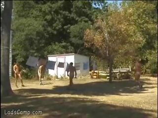 Парної назовні вчотирьох гей оргія в в хлопці camp