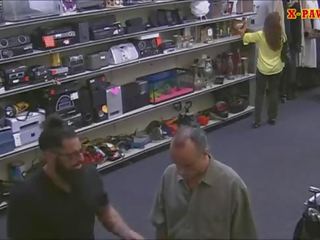 Pleasant amatieri jaunkundze ieskrūvē augšup līdz pawn sargs par sīknauda