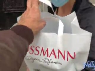Непознат помага тя към лифт на bags в exchange на а духане в негов car&period;caught в публичен давайки а духане