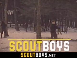 Красунчик отримує його дупа закачується на відкритому повітрі по головний gay-scoutboys&period;net