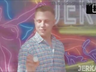 Jerkaoke- simpatik latine gianna dior merr railed për t'u dukur stil