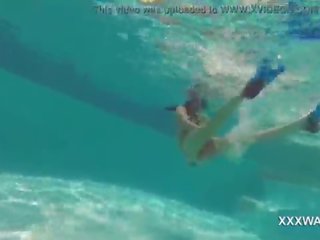 מעולה שחרחורת ליווי סוּכַּרִיוֹת swims מתחת למים