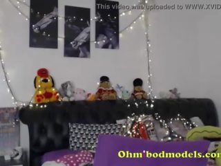 Eleganca azijke camgirl igra s oboje ji luknje
