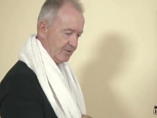 ティーン ととも​​に 魅力的な 吸い 唇 ファック おじいちゃん ハード と 取得 フェイシャル ザーメン