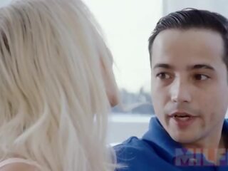 Дупка smom спокушає її son-in-law — milfed