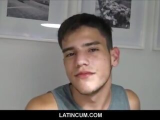 Направо аматьори млад латино момче платен пари в брой за гей оргия