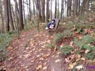 Litt pus blir fanget i den skog og suger en stikk til holde henne secret&excl;