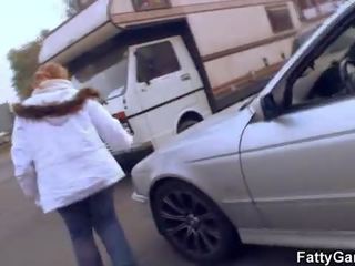 大美女 picks 向上 一个 年轻 男人 同 ease