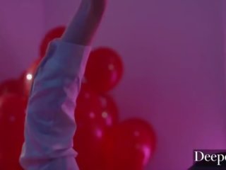 Deeper&period; إميلي willis غير ال أفضل تاريخ الميلاد هدية أبدا