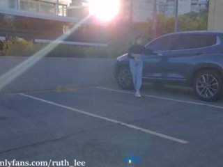 Magnificent amante masturba en la coche y es descubierto por la policía